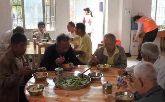 他自建”開(kāi)心食堂“，為6個(gè)鄰村的老人免費(fèi)供飯！